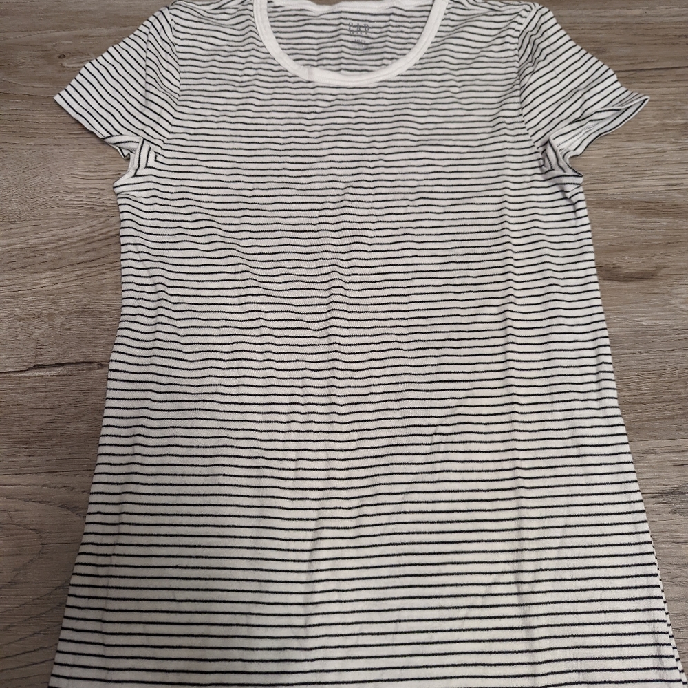 NWT gap feather tee, size xxs